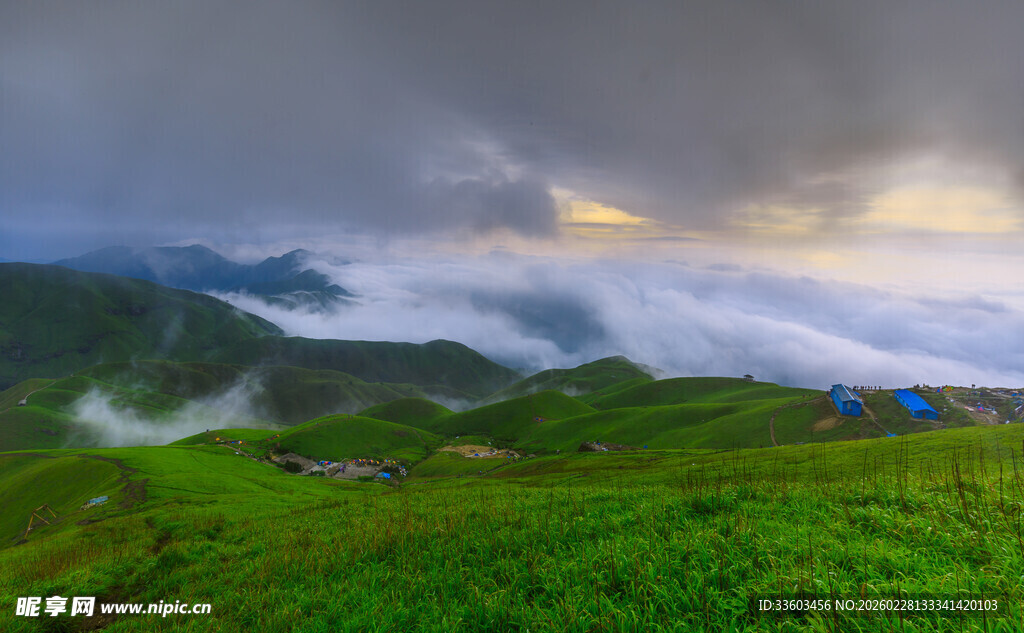 山间云海中的露营美景