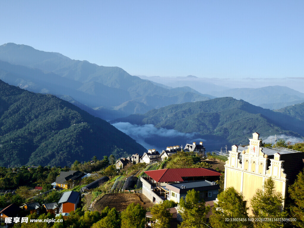 山间美景中的特色建筑群