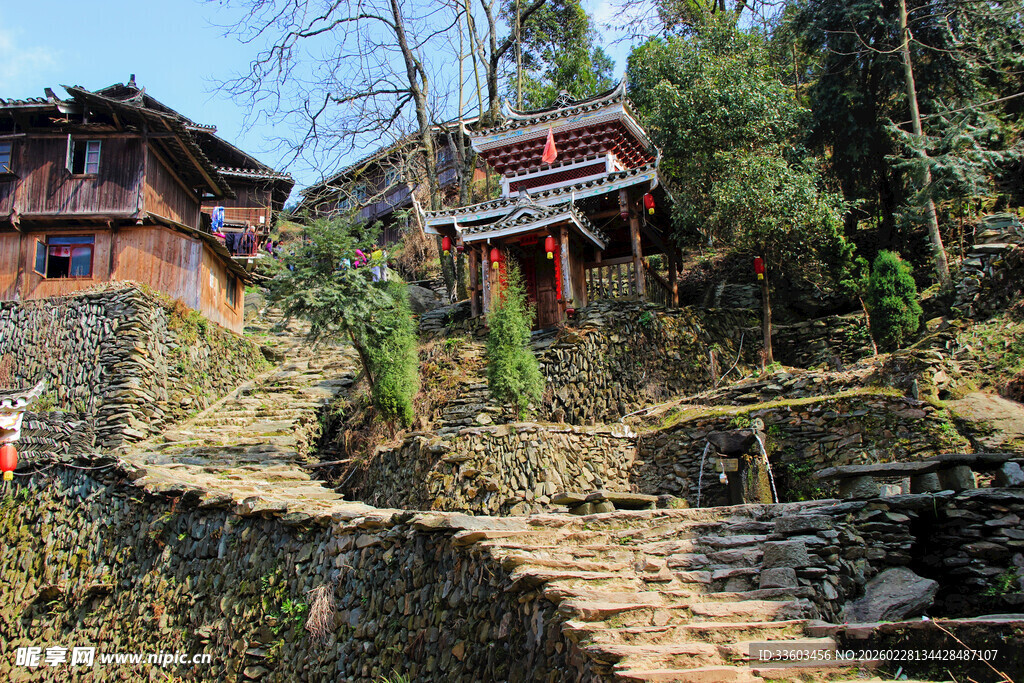 山间古朴民居与石阶小道