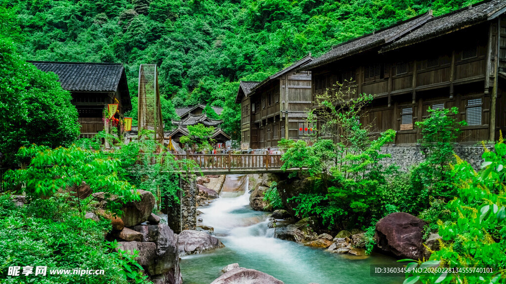 山林间的潺潺溪流与古屋