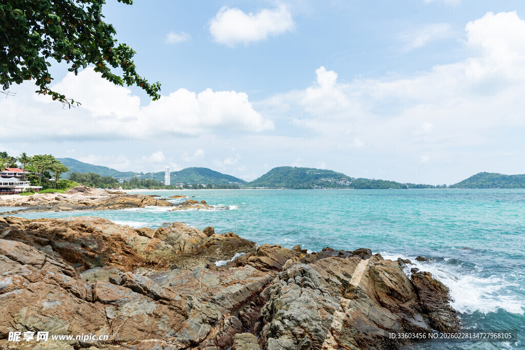 海边礁石与壮阔海景