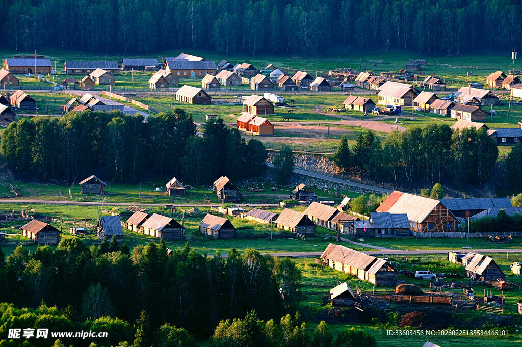 田园风光中的静谧村落