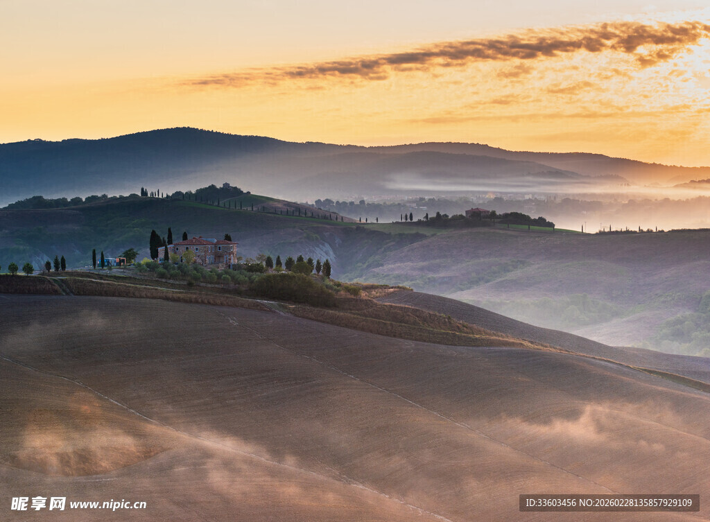 日出下的丘陵美景