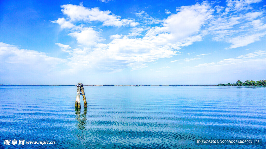一人独站广阔蓝色水域