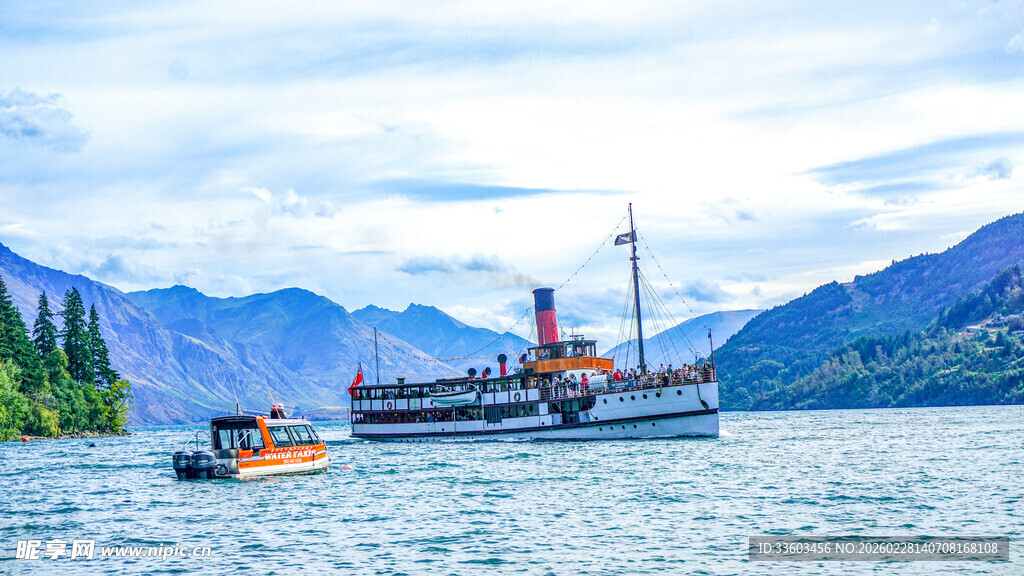 湖上船只与美丽山水风光