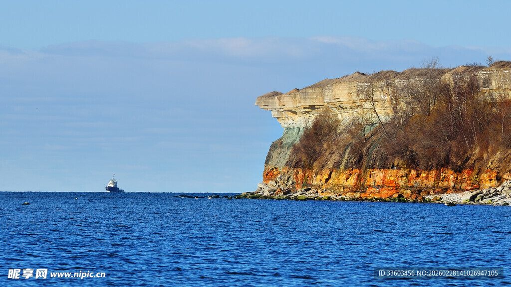 海边悬崖与海上孤舟
