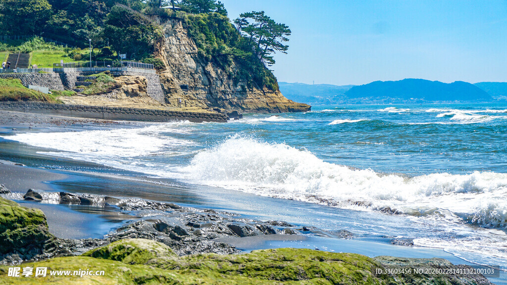 海岸边海浪拍打礁石美景