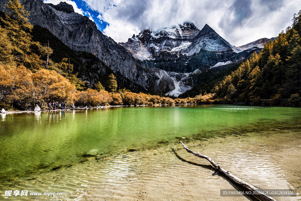 山间碧绿湖水与壮丽山峦