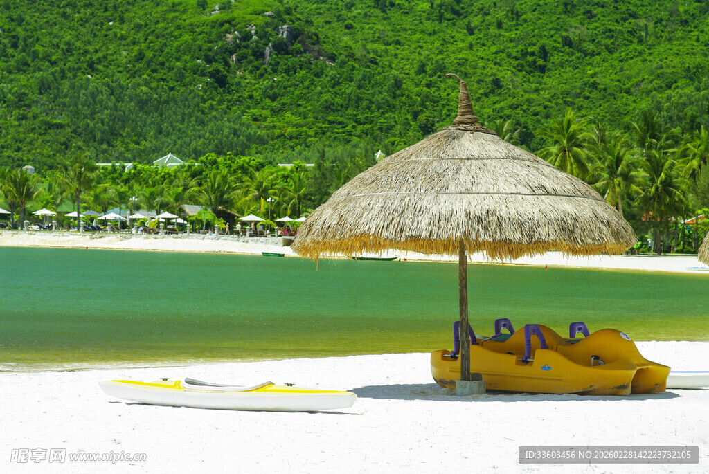 热带海滩上的遮阳伞与小船