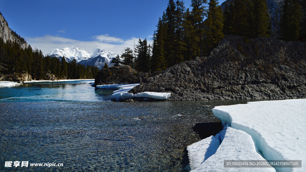 山间冰雪融水的清澈溪流