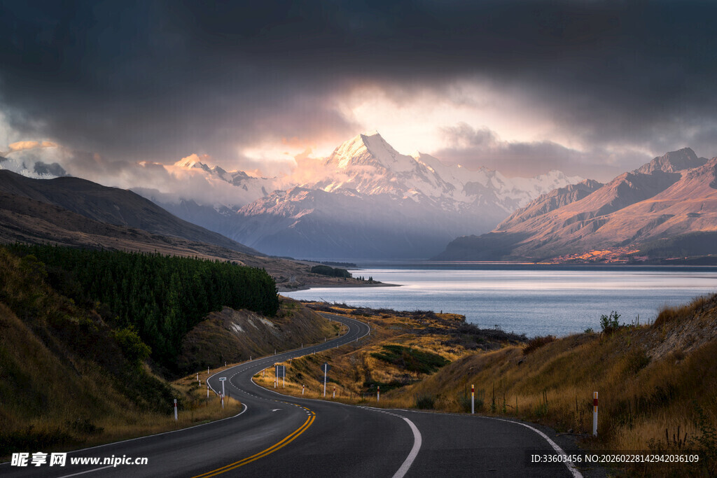 蜿蜒公路旁的壮丽山水景