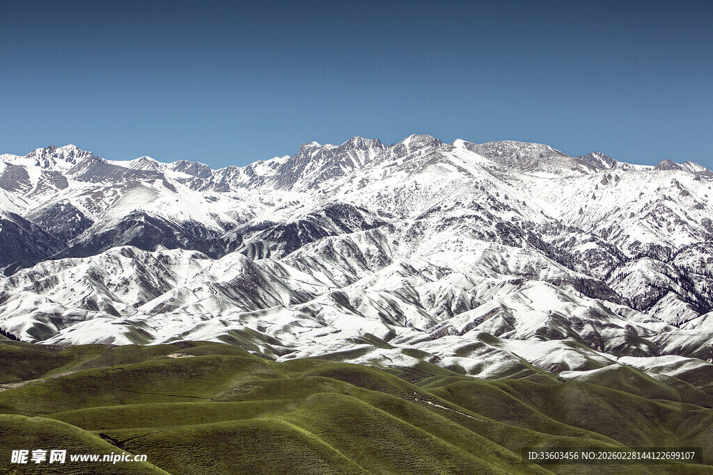 壮丽雪山与翠绿山谷景观