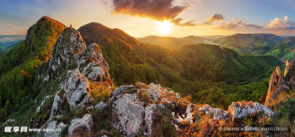 日出下的壮丽山峦景观