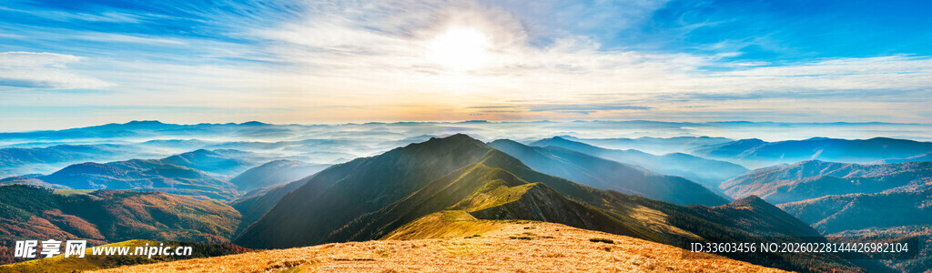壮丽山景与蓝天白云