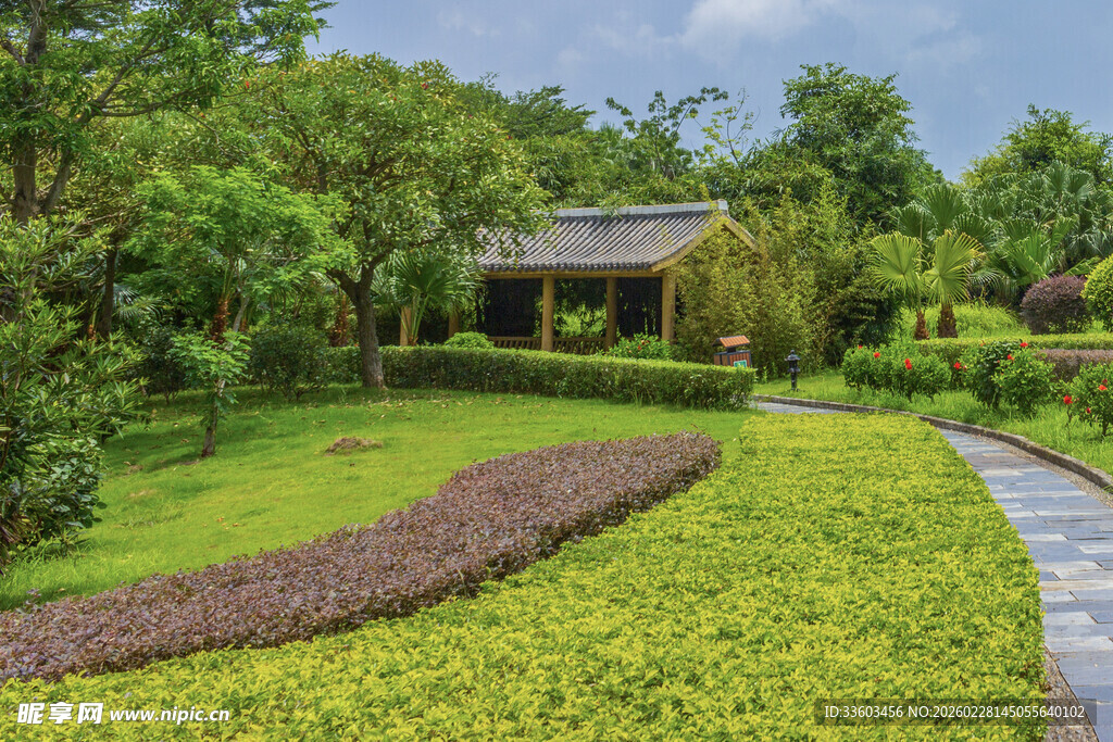 绿意盎然的园林景观