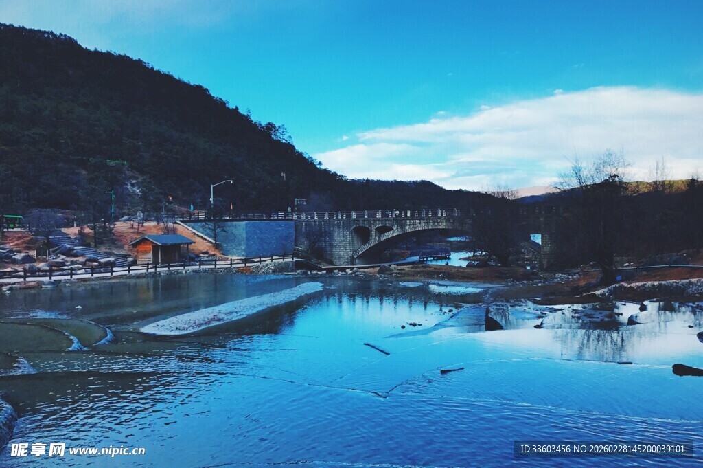 宁静湖畔的美丽村落