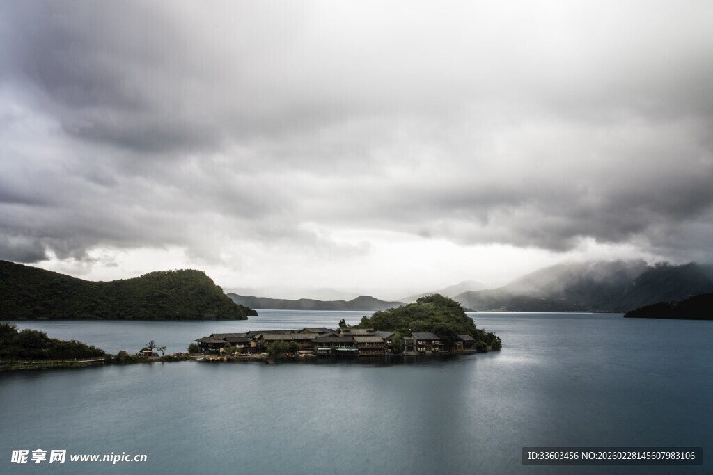 云雾笼罩下的静谧海岛