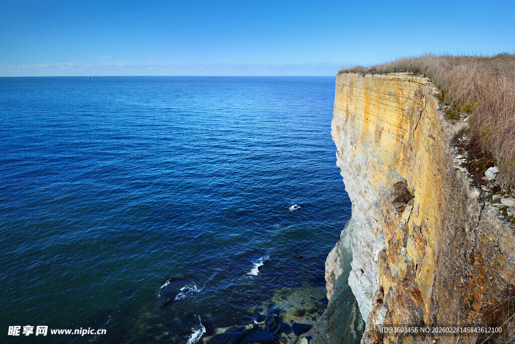 悬崖边的壮阔海景