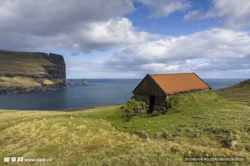 海边草地中的红顶小屋