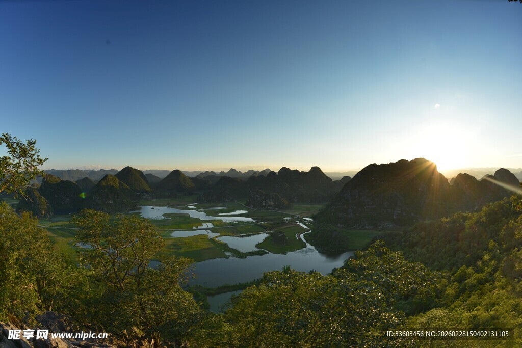 山间河畔日出美景