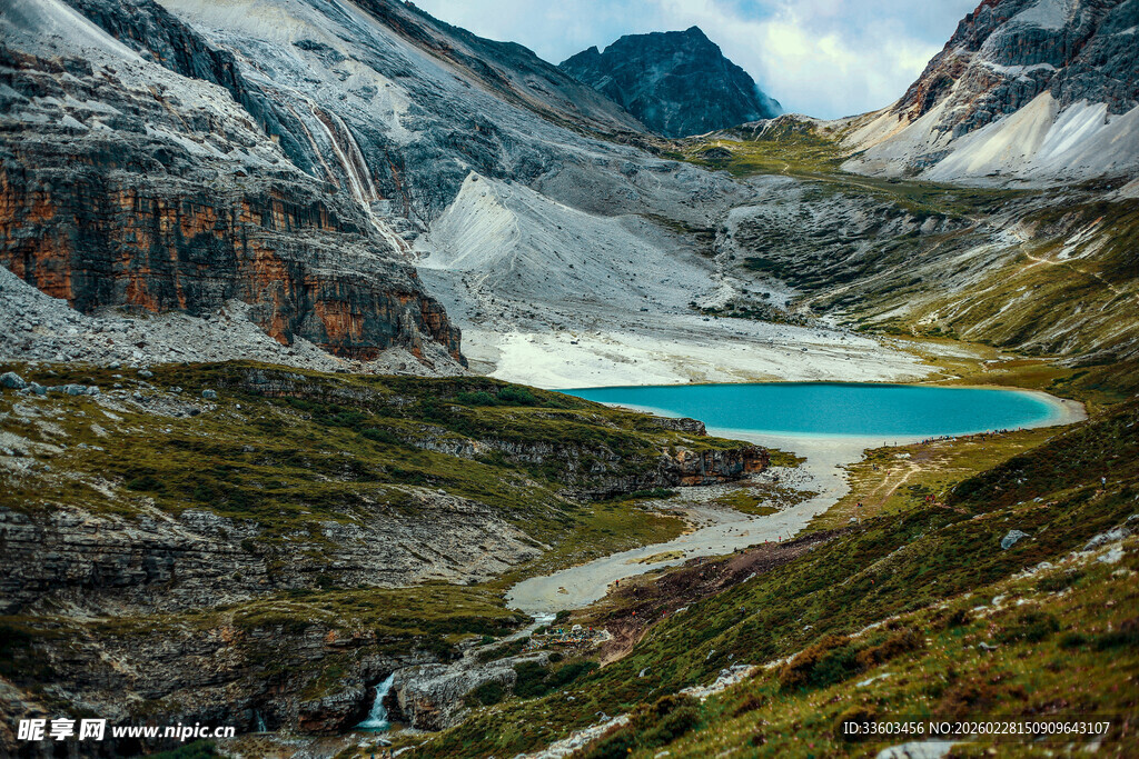 高山间的碧蓝湖泊美景