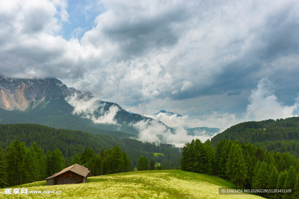 山间草甸小屋壮丽风景