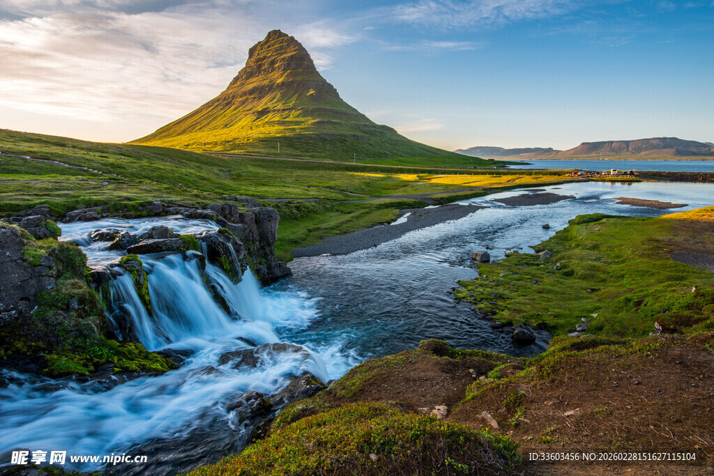冰岛山间溪流与壮丽山峰