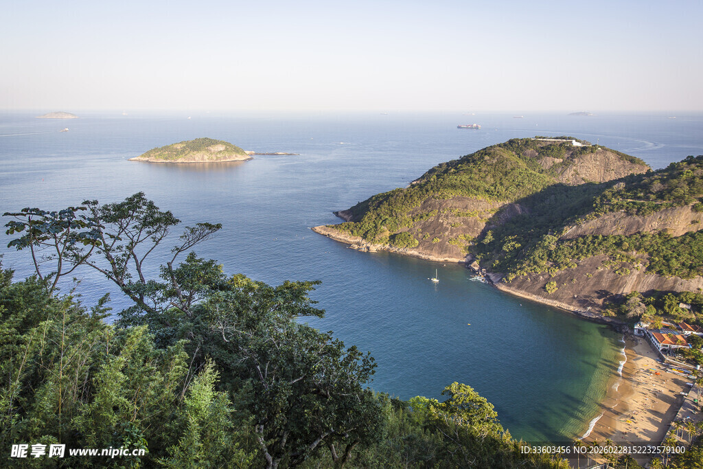 山海相依的美丽自然景观