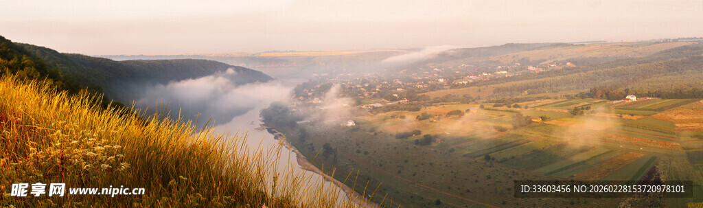 山间晨雾中的壮美风景