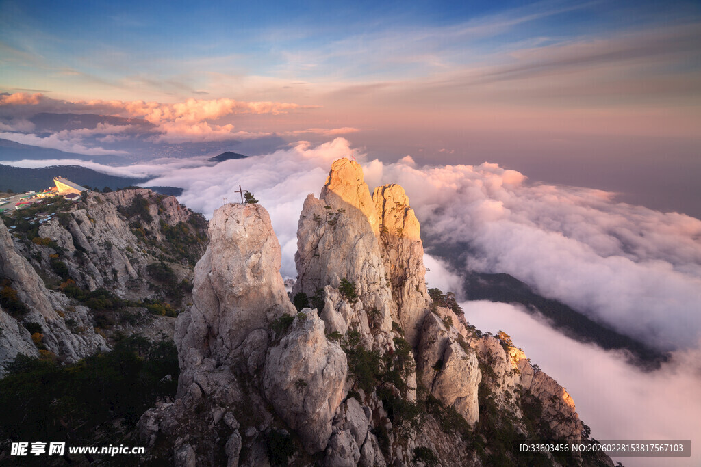 云海中的壮丽山峰景观