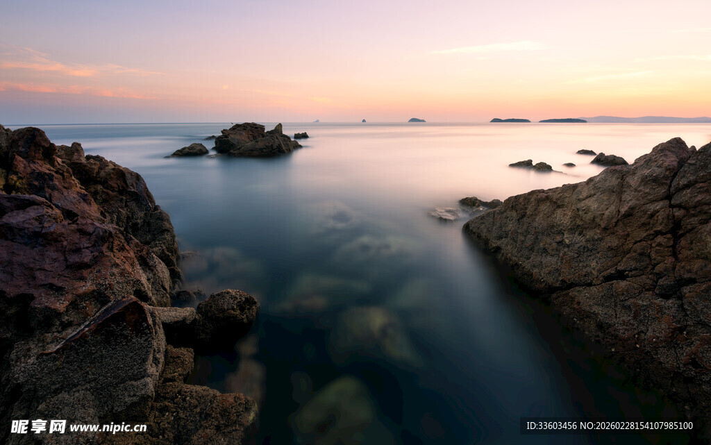 海边日落时分的礁石美景