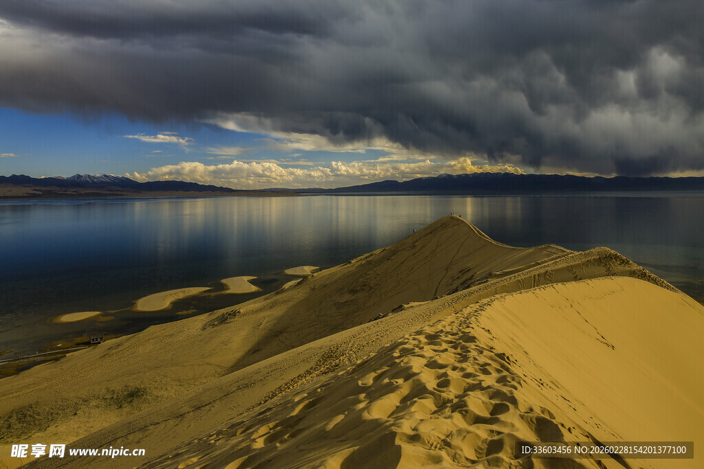 沙漠湖畔的壮美风光