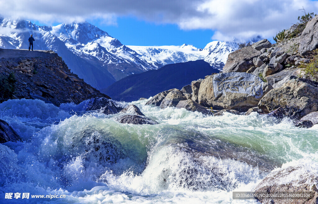 壮丽雪山下的湍急河流