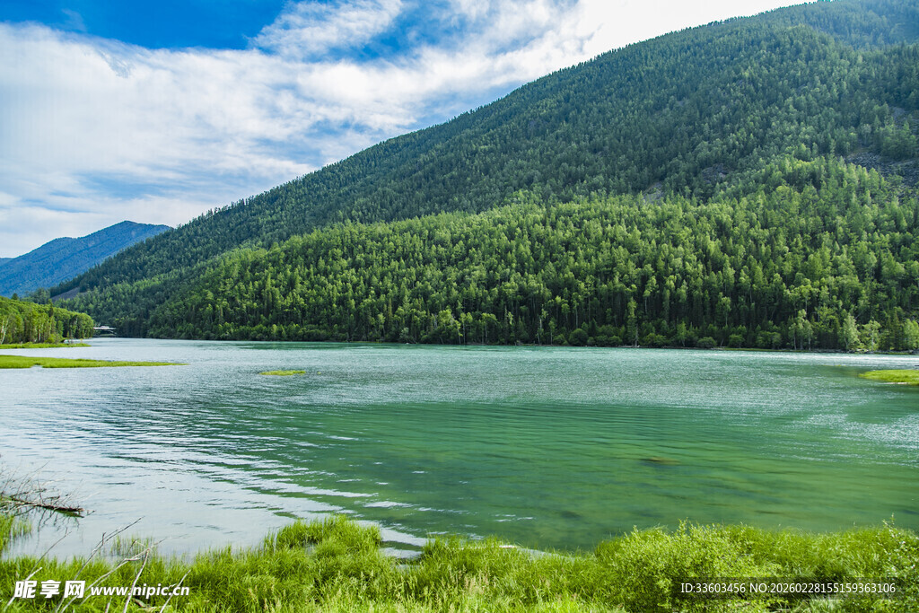 青山绿水间的宁静湖泊