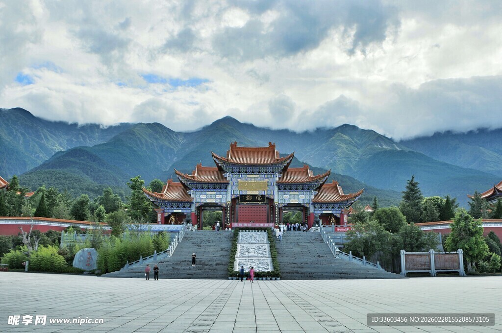 中式古建筑前的壮丽山景