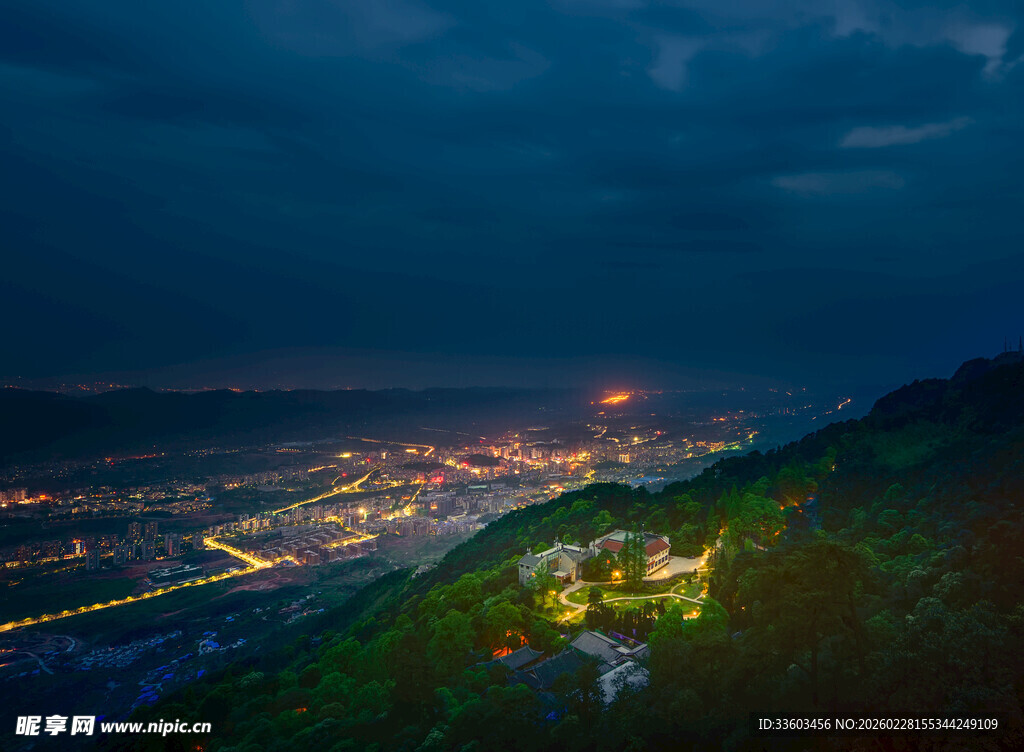 夜幕下的城市与山间景致