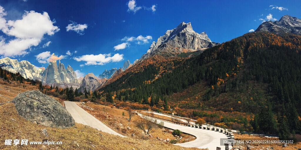 山间蜿蜒公路与壮丽山景