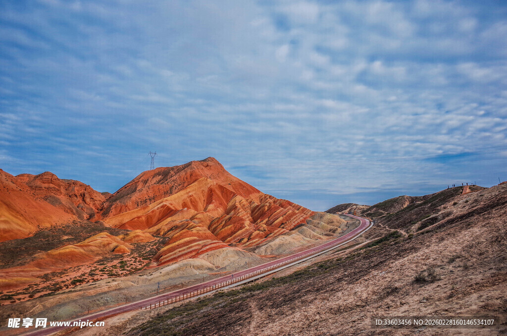 七彩山峦壮美自然风光