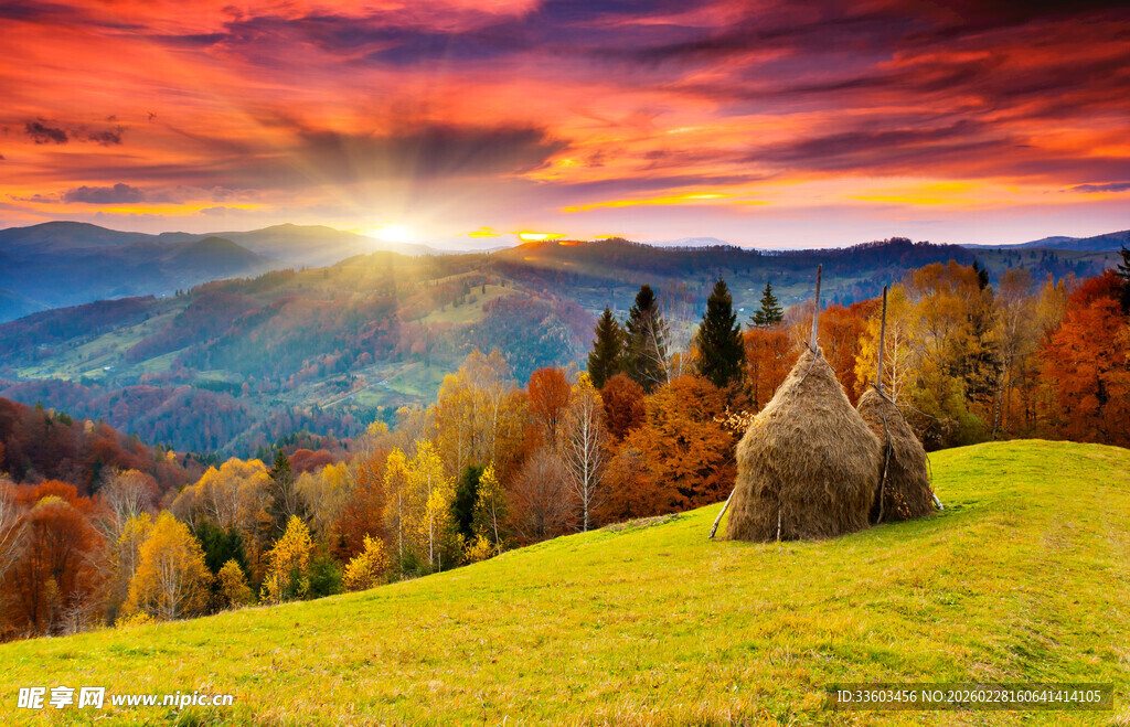 秋日黄昏山坡上的干草垛