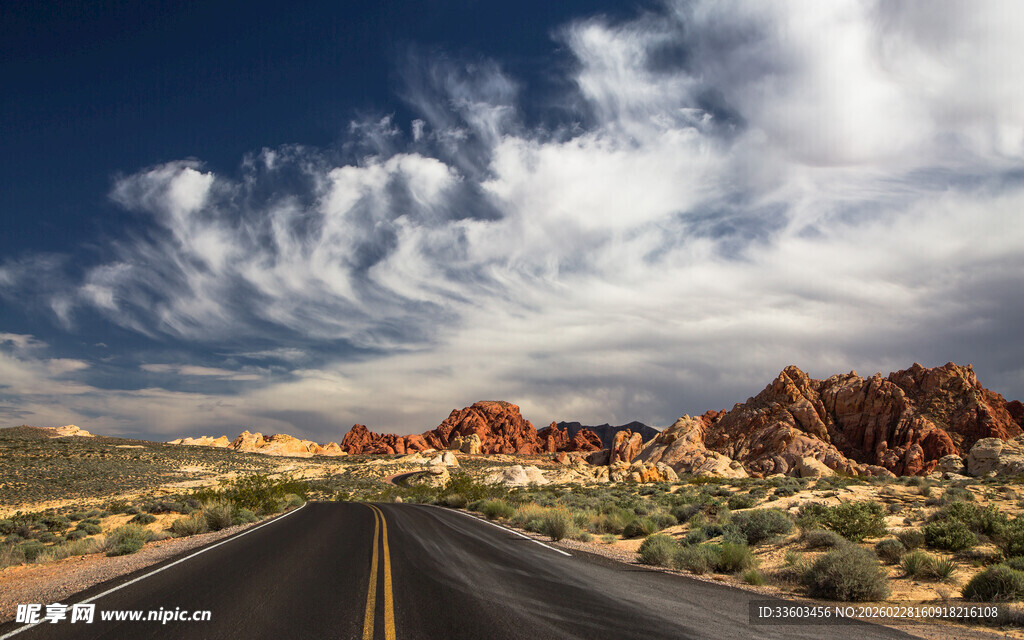 荒漠公路旁的壮丽风光