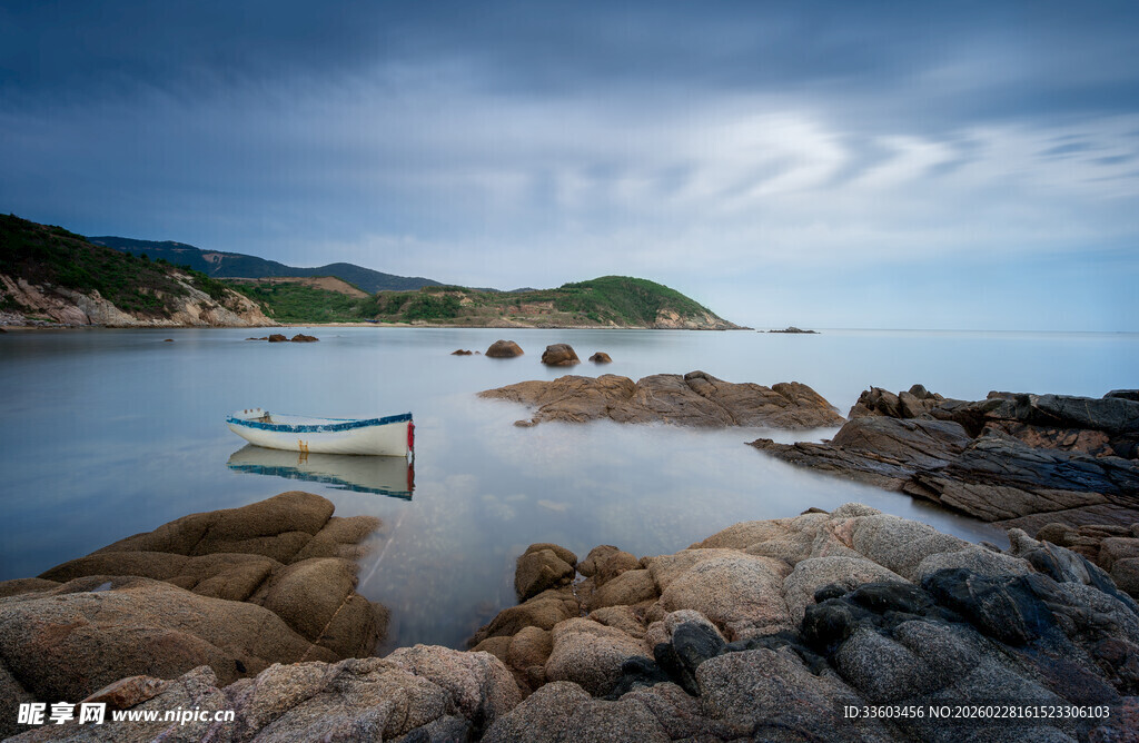 海边岩石与停泊小船美景