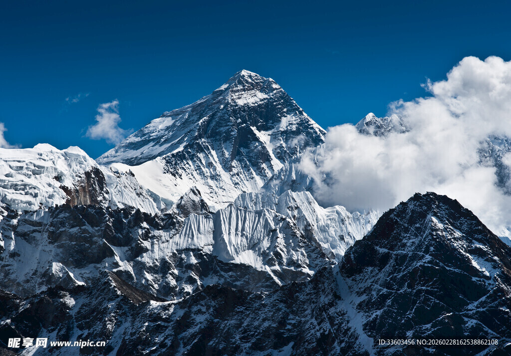 巍峨雪山壮丽景观