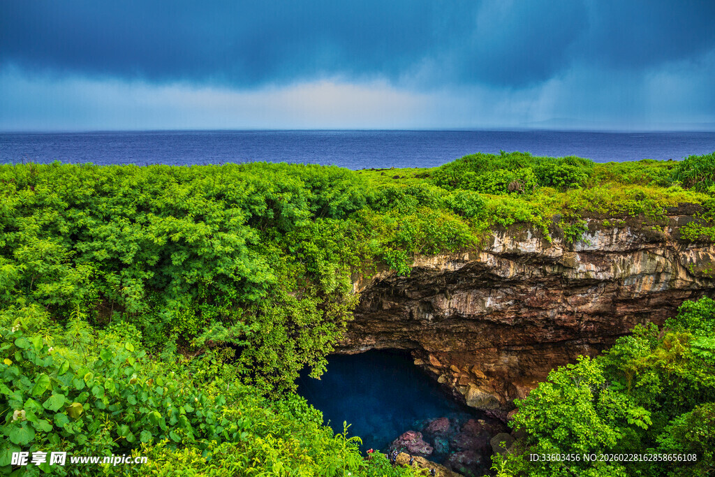 海岸绿植环绕的神秘洞穴