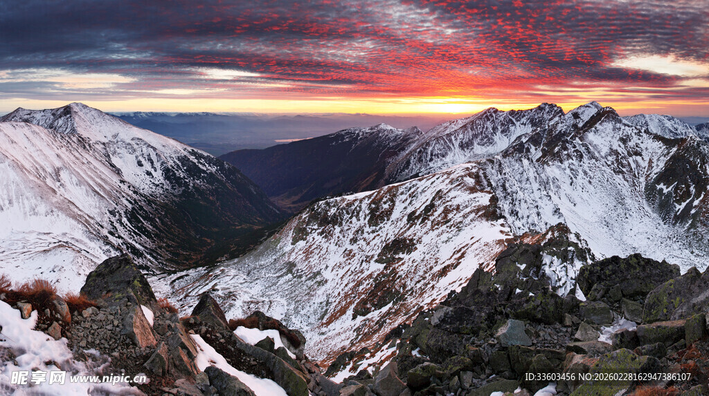 雪山壮丽晚霞景观