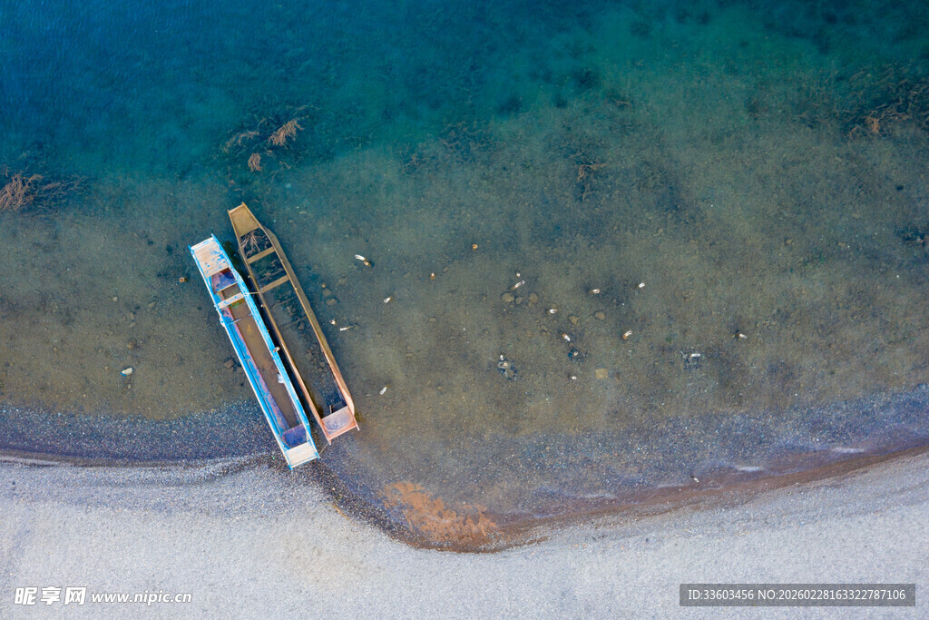 海岸边停泊的多彩小船