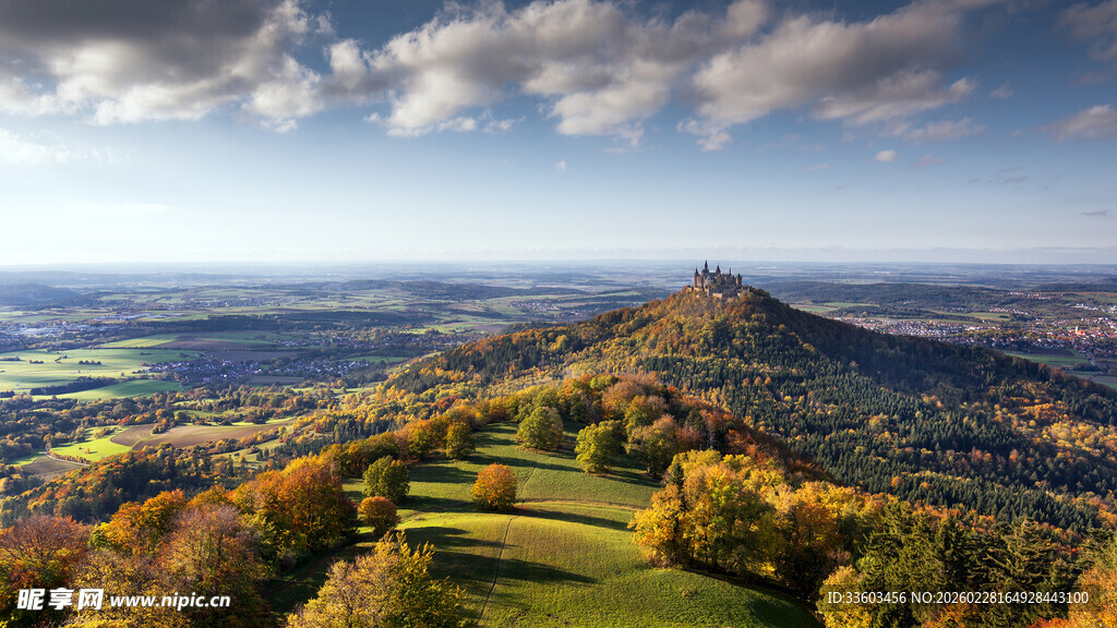 秋日山峦田园美丽风光