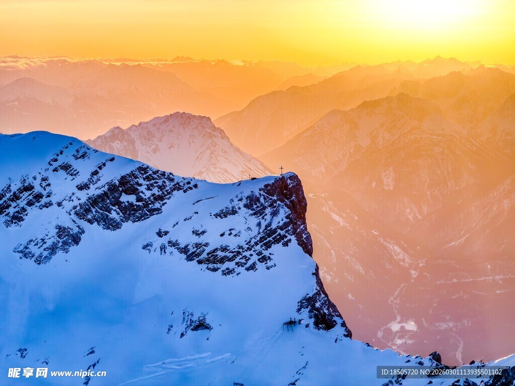 雪山日出壮丽美景