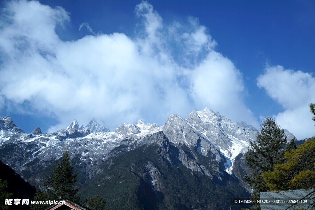 蓝天白云下的玉龙雪山
