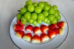 青葡萄与草莓拼盘