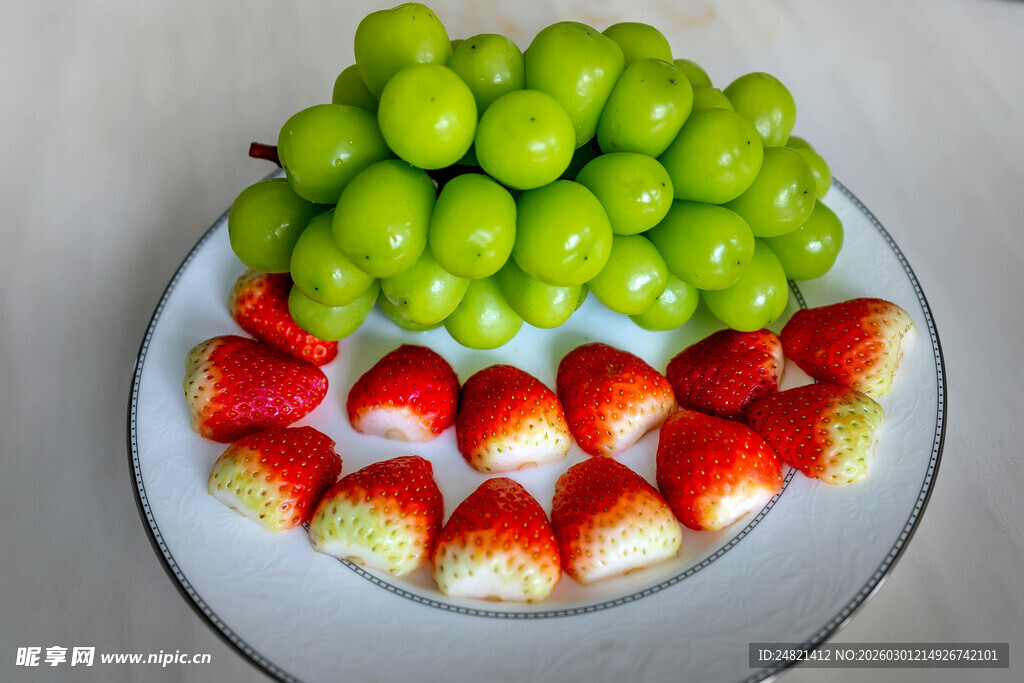 青葡萄与草莓拼盘